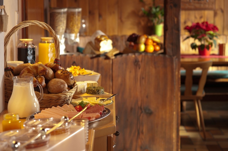 brasserie-NEOULES-min_breakfast_buffet_food_restaurant_meal_hotel_plate_fresh-718745